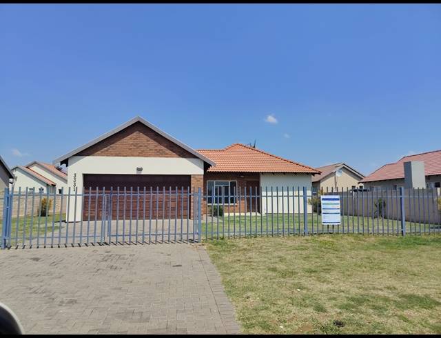 3 BEDROOM TOWNHOUSE FOR SALE IN WATERKLOOF AH
